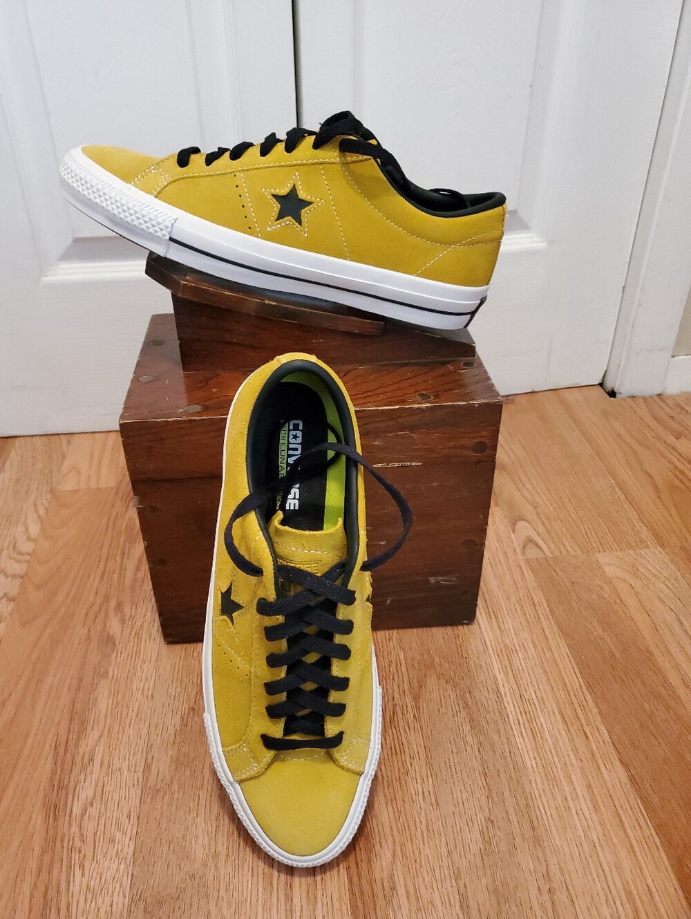Men’s Converse One Star Yellow Suede Black Star Size 10 New W/O Box